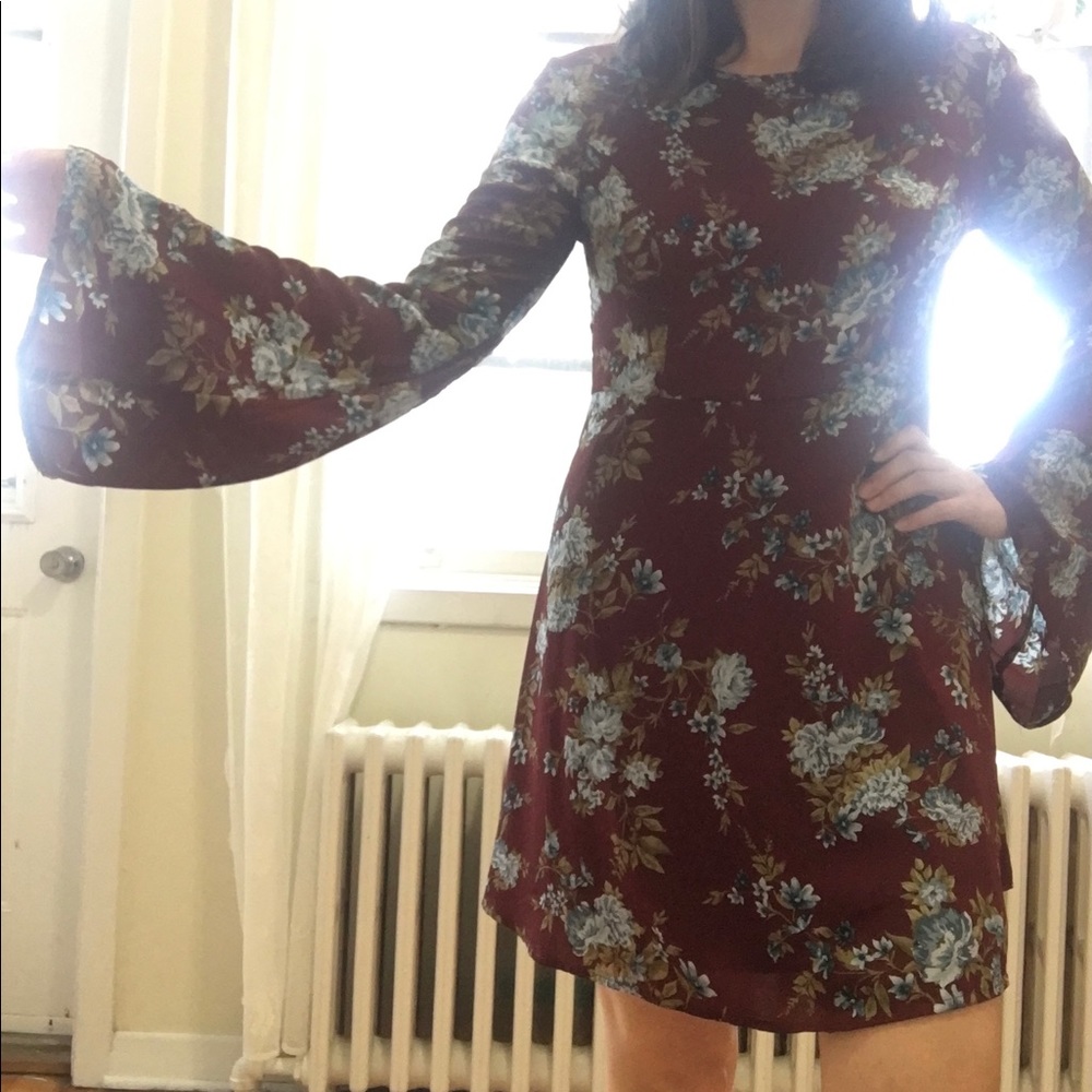 Floral print dress with bell-sleeves